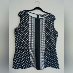 BLACK/WHITE SLEEVELESS TOP SIZE XL.
